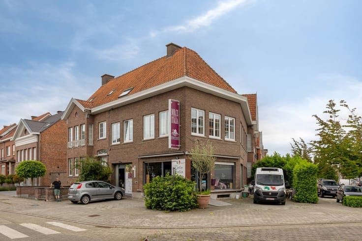House with commercial space in the Sint-Elisabeth district i