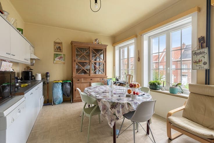 House with commercial space in the Sint-Elisabeth district i