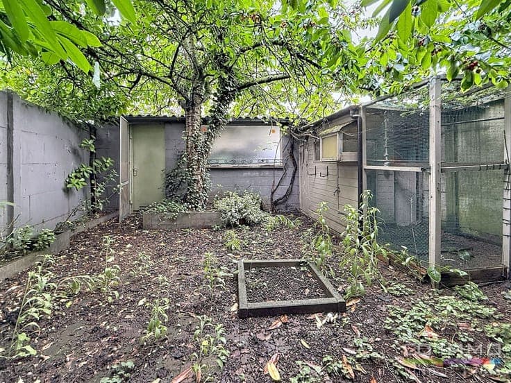 Te renoveren halfopen bebouwing, 4 slpks, garage en tuin