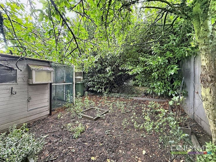 Te renoveren halfopen bebouwing, 4 slpks, garage en tuin