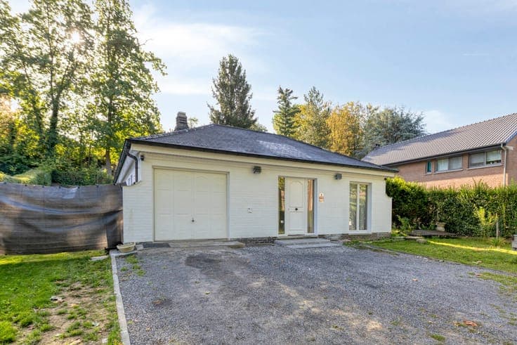 3-bedroom bungalow with garden near the town centre