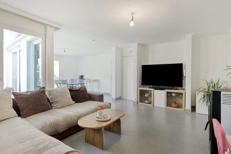 3-bedroom bungalow with garden near the town centre
