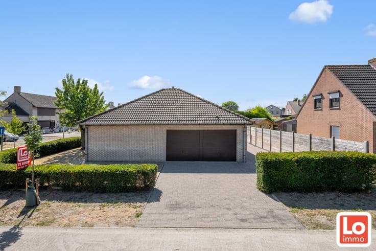 Gelijkvloerse open woning met dubbele inpandige garage en...