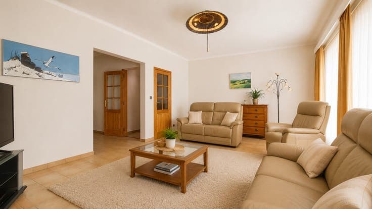 Spacious 6-bedroom bel-etage house with garden and garage
