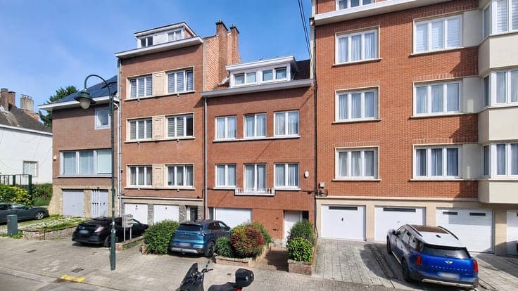 Spacious 6-bedroom bel-etage house with garden and garage