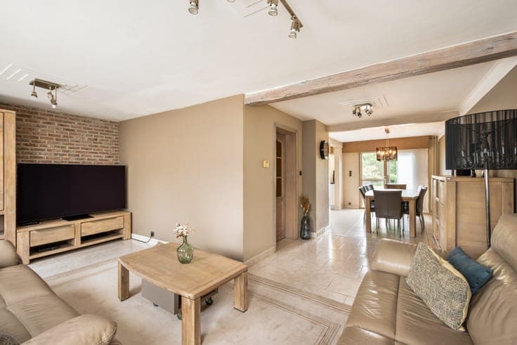 Well-maintained city home with garage and multifunctional s