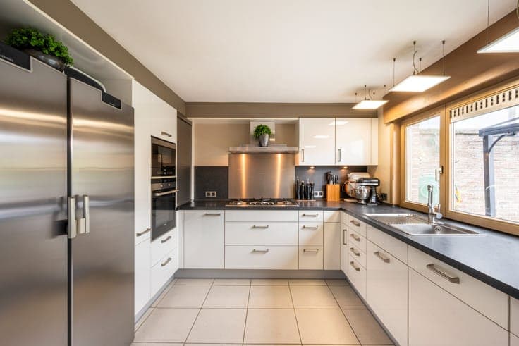 Well-maintained city home with garage and multifunctional s