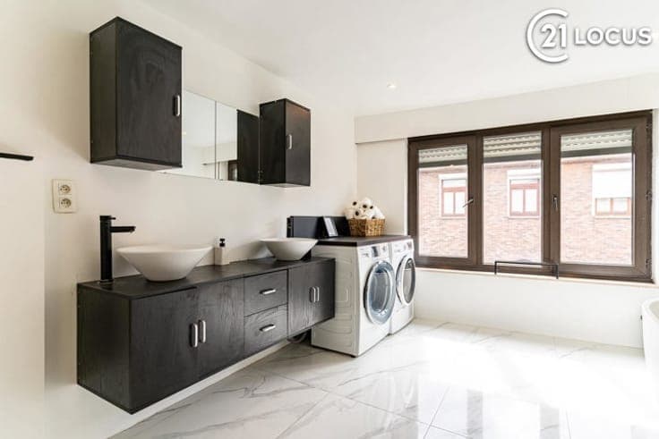 Spacious family home with 3 bedrooms garden and garage