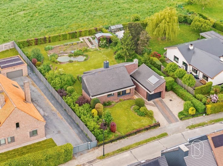 Spacious detached four-sided home with 3 bedrooms.
