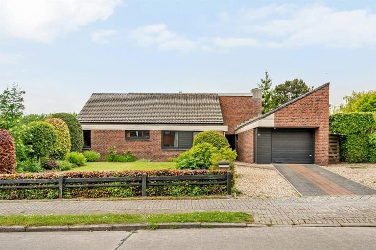 Spacious detached four-sided home with 3 bedrooms.