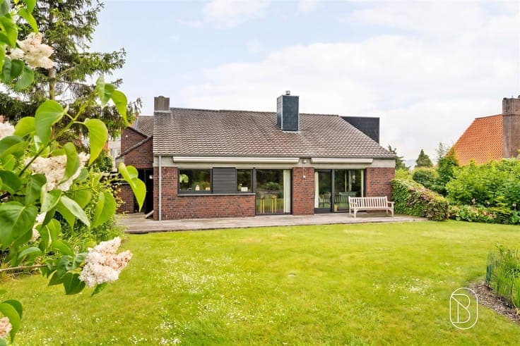 Spacious detached four-sided home with 3 bedrooms.