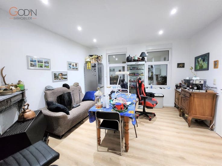 Grande maison et terrain offrant de nombreuses possibilités.