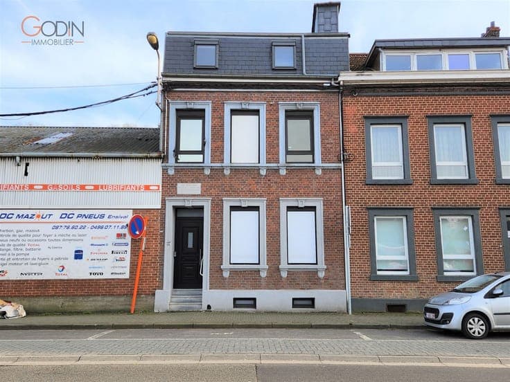 Grande maison et terrain offrant de nombreuses possibilités.