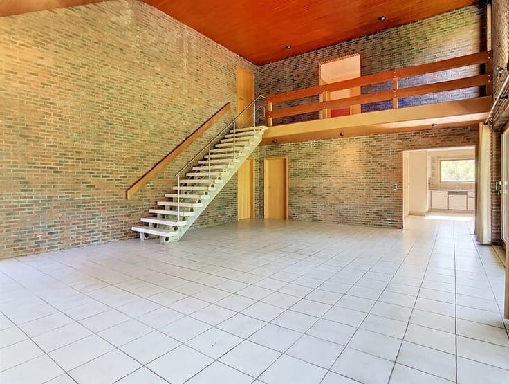 Villa with 3 beds, office & large plot