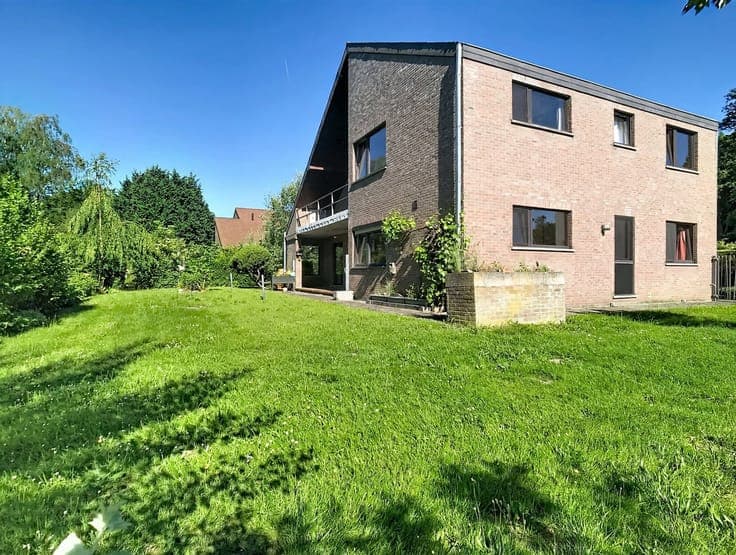 Villa with 3 beds, office & large plot