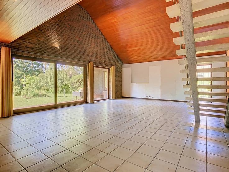 Villa with 3 beds, office & large plot