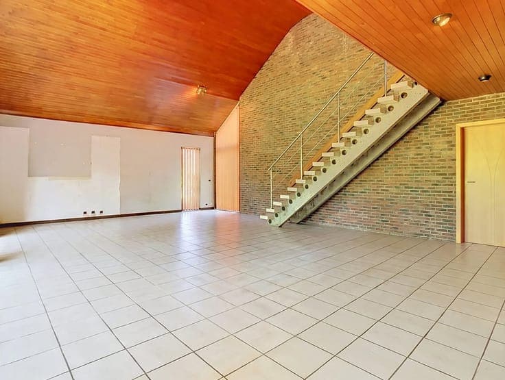 Villa with 3 beds, office & large plot