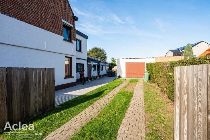 Halfopen woning met 3 slaapkamers, garage en leuke tuin i...