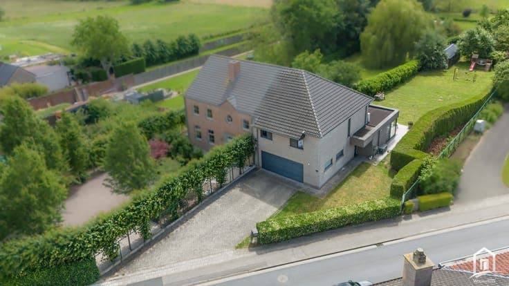 Zeer ruime, lichtrijke en energiezuinige gezinswoning.