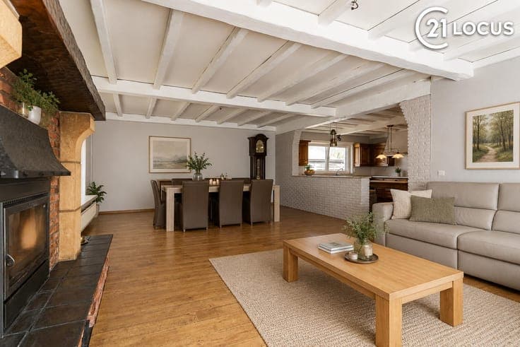 Well-maintained bungalow with sunny garden and generous livi