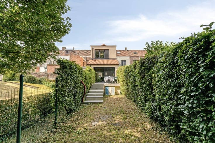 Renovated house with cozy garden along the Brugse Vesten