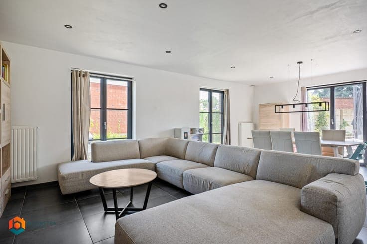 Energiezuinige villa met praktijkruimte en 4 slpkrs