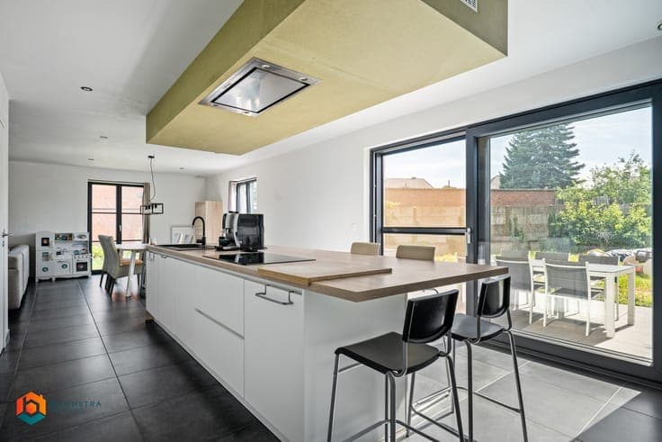 Energiezuinige villa met praktijkruimte en 4 slpkrs