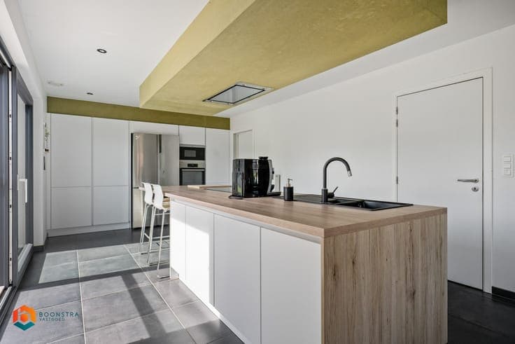 Energiezuinige villa met praktijkruimte en 4 slpkrs