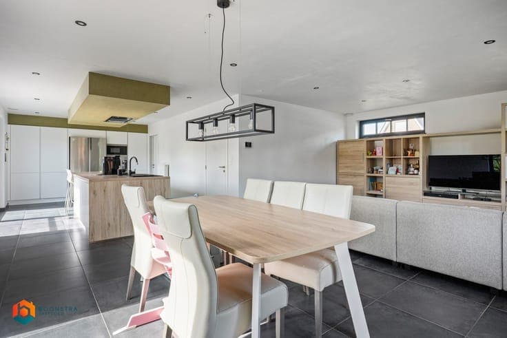 Energiezuinige villa met praktijkruimte en 4 slpkrs