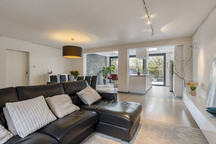 Kangaroo house of no less than 370 m² for sale in Wilrijk.