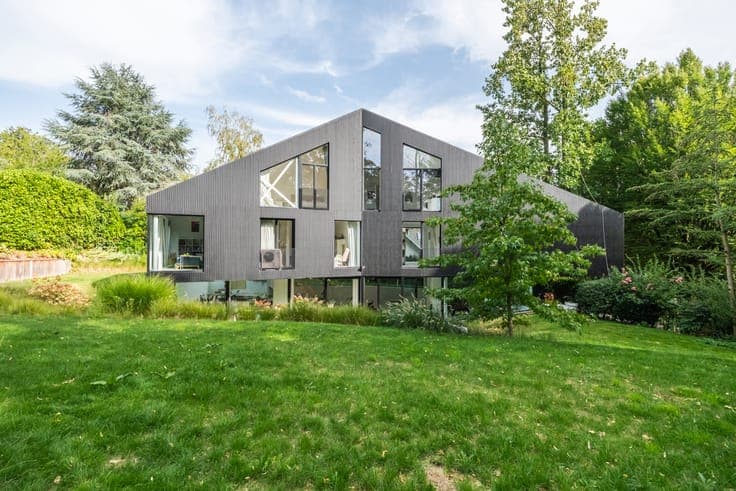 Award-winning architect-designed villa and open to nature