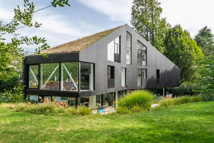 Award-winning architect-designed villa and open to nature