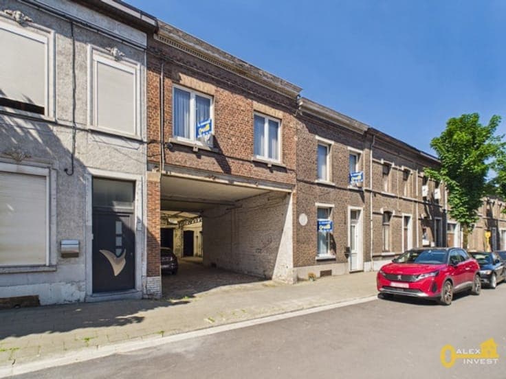 6-bedroom house with garage and covered inner courtyard