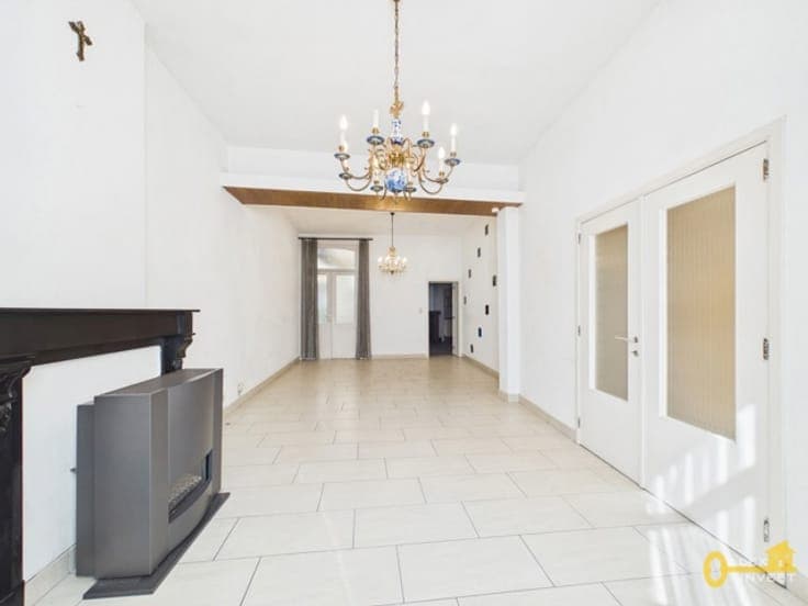 6-bedroom house with garage and covered inner courtyard