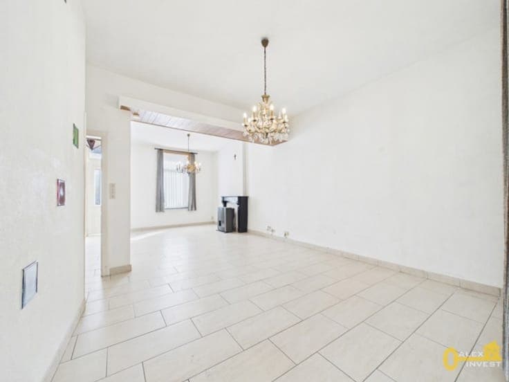 6-bedroom house with garage and covered inner courtyard