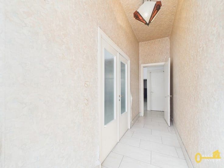 6-bedroom house with garage and covered inner courtyard