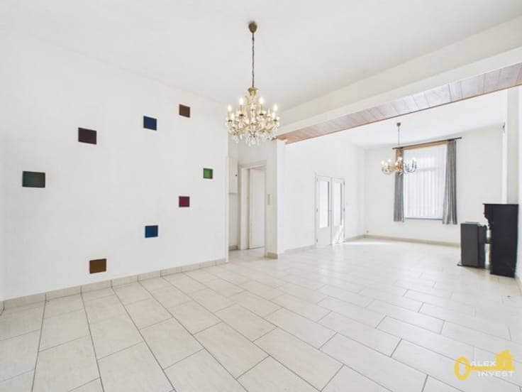 6-bedroom house with garage and covered inner courtyard