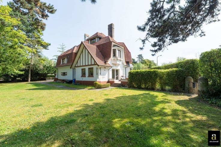 Characterful 1930's villa in cottage style [corner Prince Ch