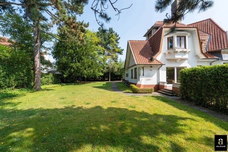 Characterful 1930's villa in cottage style [corner Prince Ch
