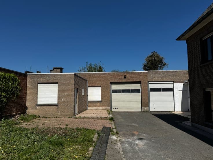Spacious Home, Warehouses and Large Garden