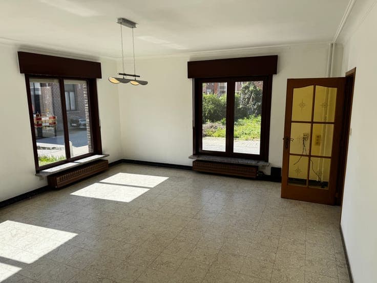 Spacious Home, Warehouses and Large Garden