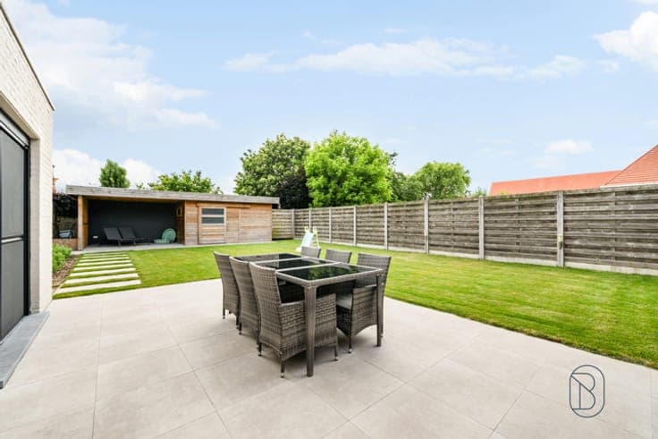 Spacious family home with 4 BDR, a sunny garden & a garage