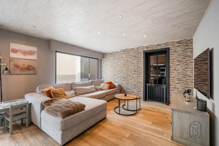 Spacious family home with 4 BDR, a sunny garden & a garage