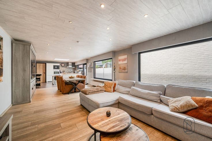 Spacious family home with 4 BDR, a sunny garden & a garage