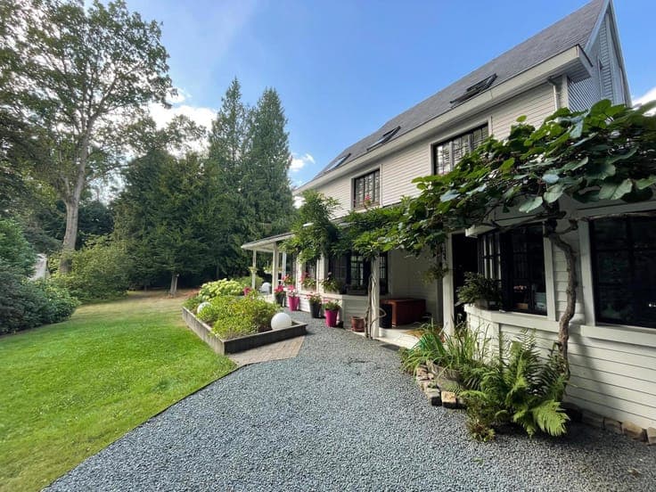 Close to numerous amenities and international schools
