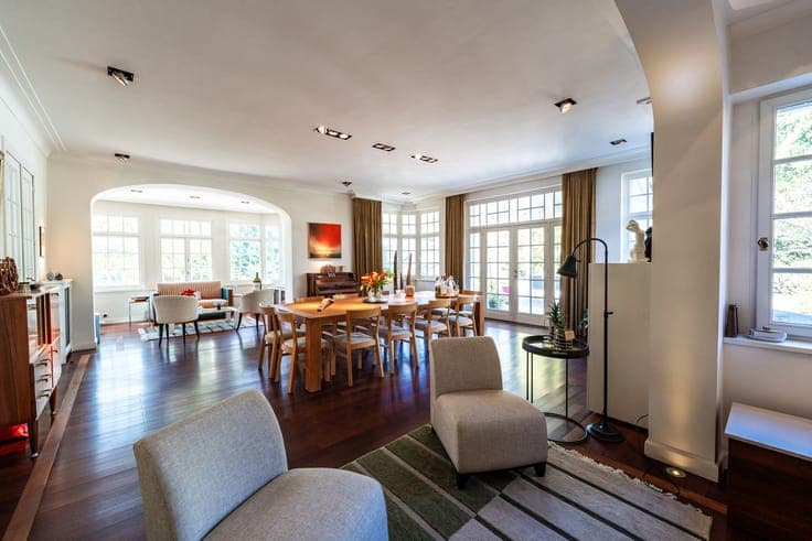 Close to numerous amenities and international schools