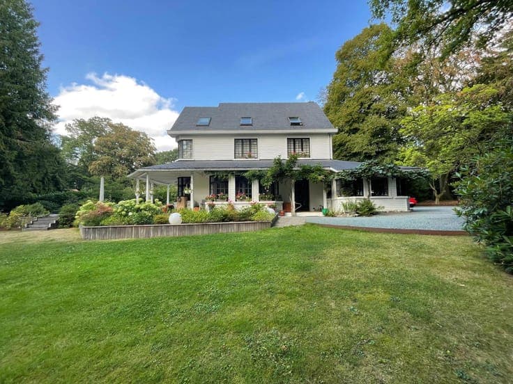 Close to numerous amenities and international schools