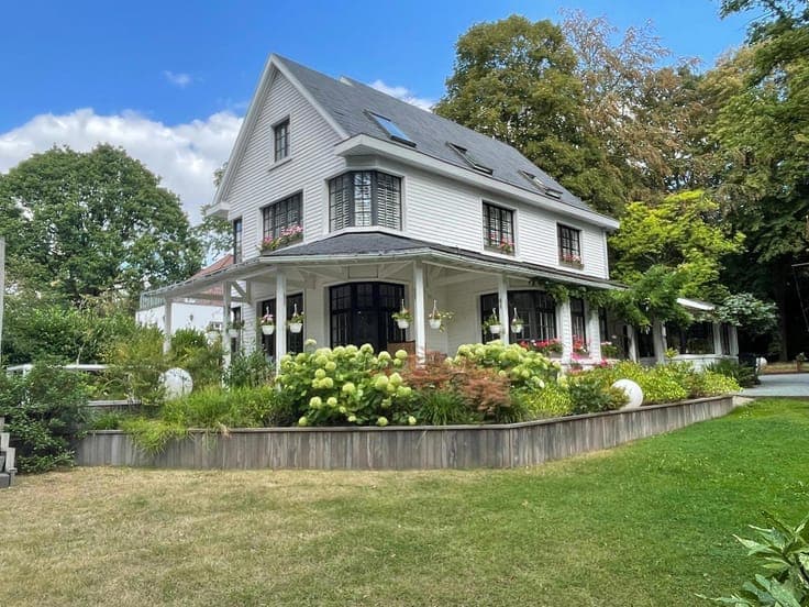 Close to numerous amenities and international schools