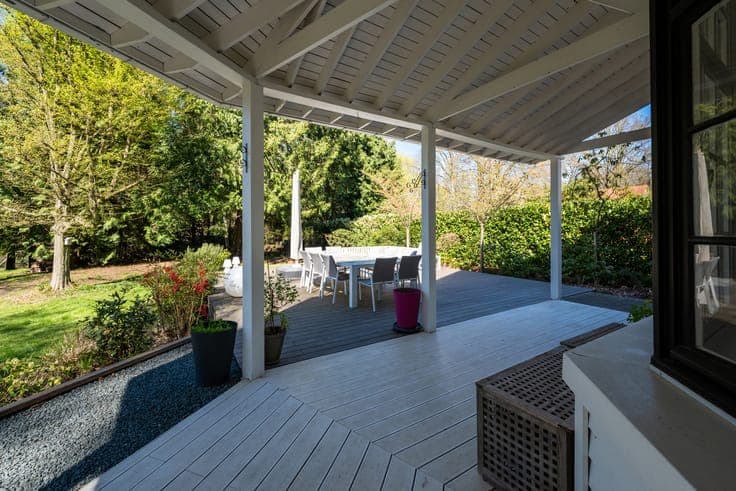 Close to numerous amenities and international schools
