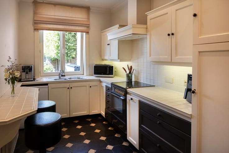 Karaktervolle woning met 4 kamers en gezellige binnentuin.